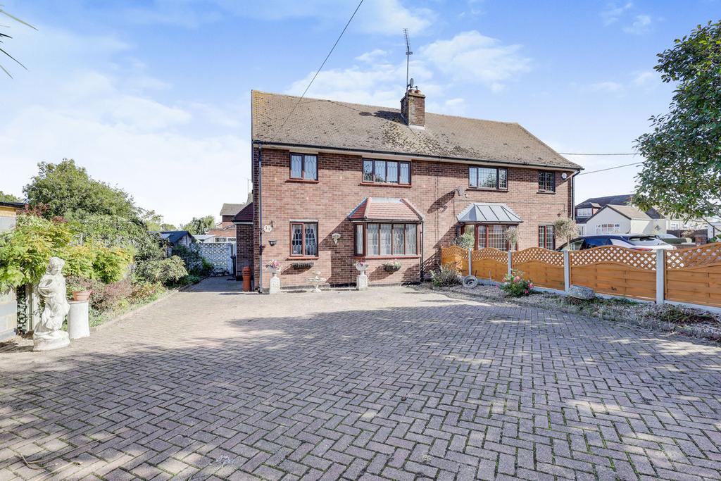 Broad Oak Way, Rayleigh, SS6 3 bed semidetached house for sale £375,000