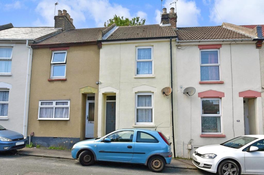 Charter Street Chatham ME4 3 bed terraced house £1,050 pcm (£242 pw)