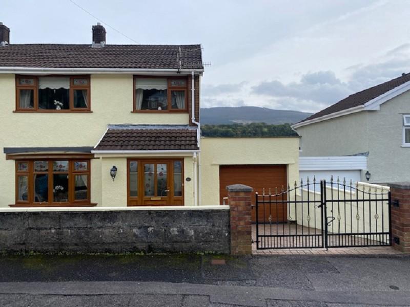 Hays Crescent, Glynneath, Neath, Neath Port Talbot. 3 bed semidetached house for sale £200,000