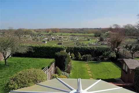 3 bedroom semi-detached house to rent, Boxted Close, Buckhurst Hill, IG9