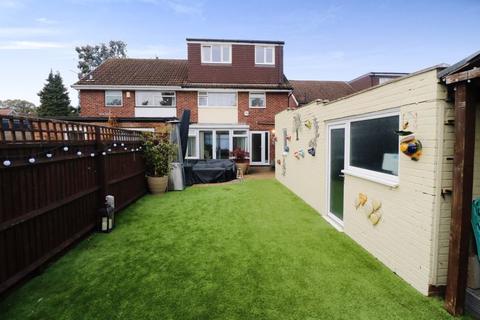 4 bedroom semi-detached house for sale - Newton Close, Langley