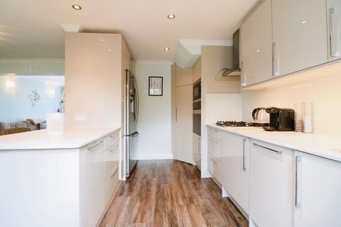 4 bedroom semi-detached house for sale - Newton Close, Langley