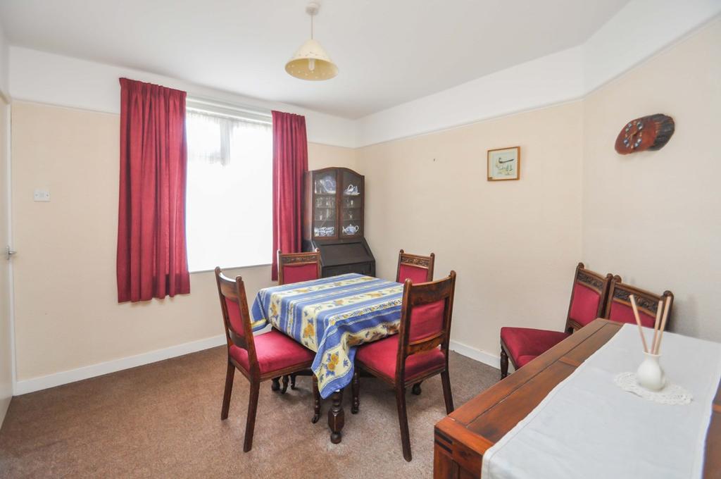 Dixon Avenue, Chelmsford, CM1 3 bed semidetached house for sale £395,000
