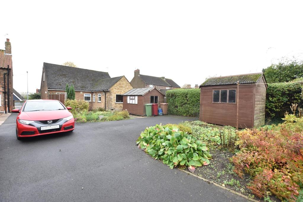 Earlsgate, Winterton, Scunthorpe 4 bed detached bungalow £160,000