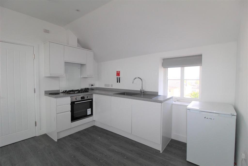 14 16 Midvale Road, Paignton 1 bed apartment £750 pcm (£173 pw)