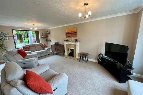 40 Lantern Close, Berkeley, GL13 9DE