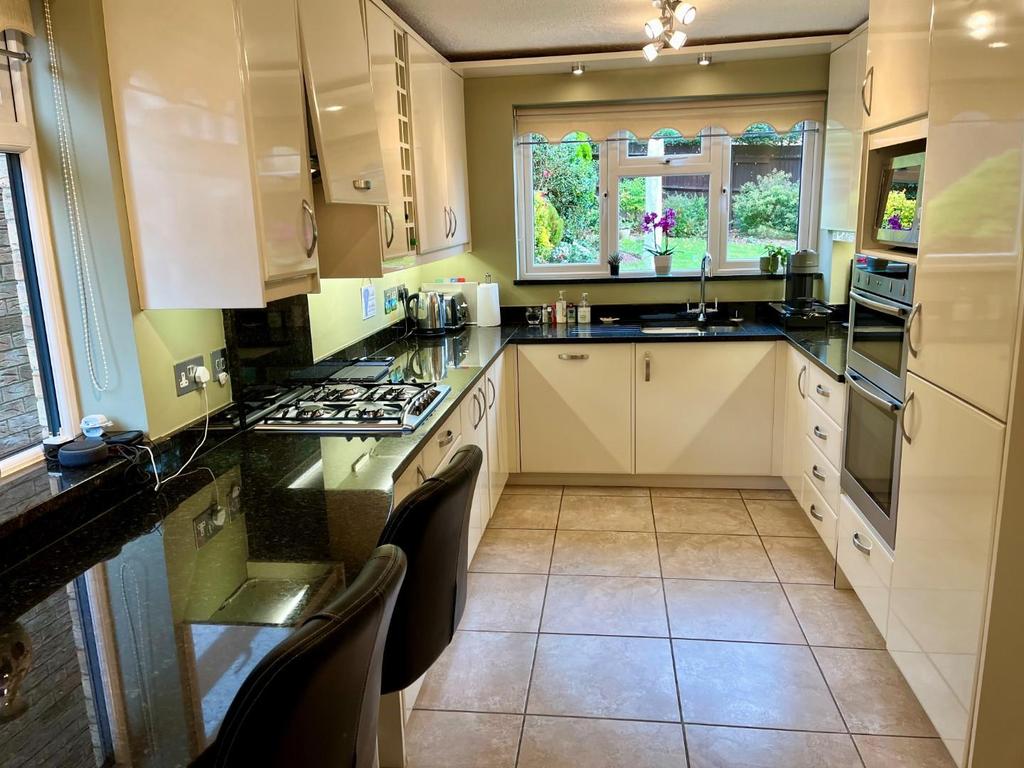 Kitchen2.jpg