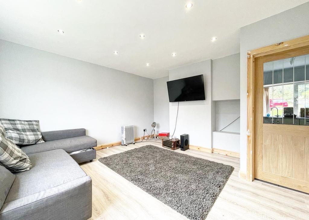 Wharncliffe Road, Wakefield 2 bed semidetached house for sale £140,000