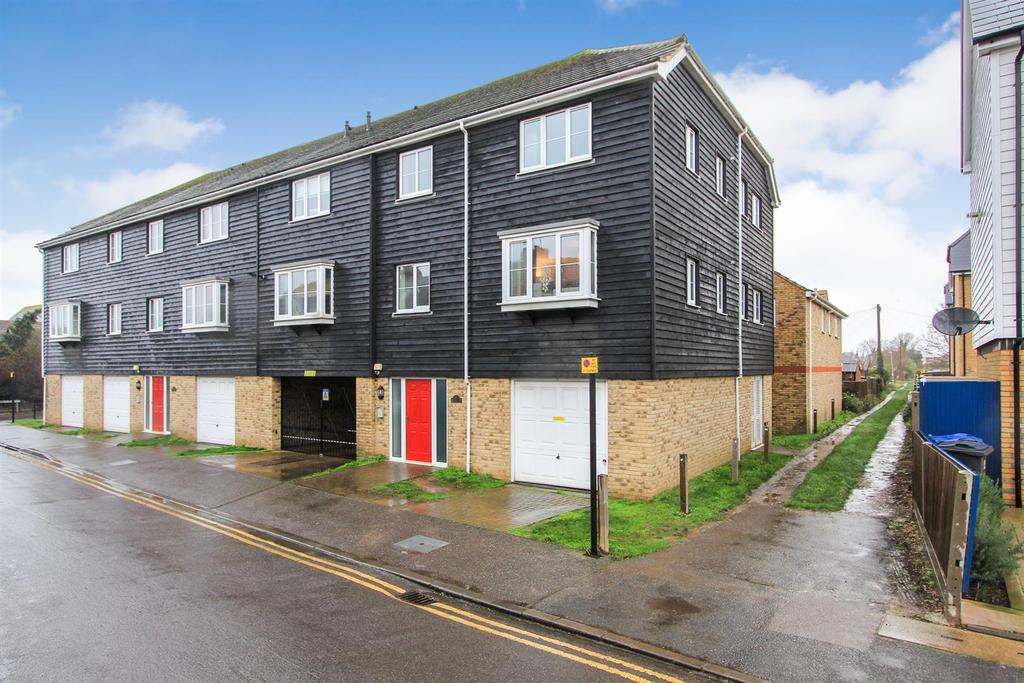 Diamond Road, Whitstable 2 bed apartment £950 pcm (£219 pw)