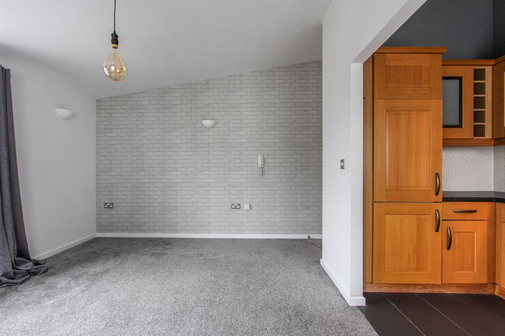 Diamond Road, Whitstable 2 bed apartment £950 pcm (£219 pw)