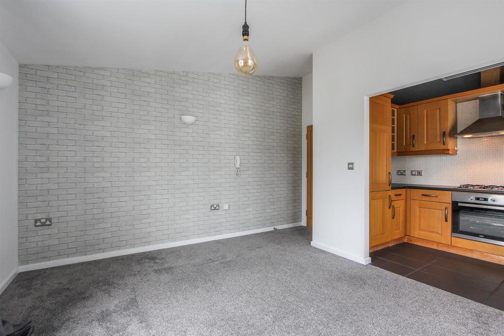 Diamond Road, Whitstable 2 bed apartment £950 pcm (£219 pw)