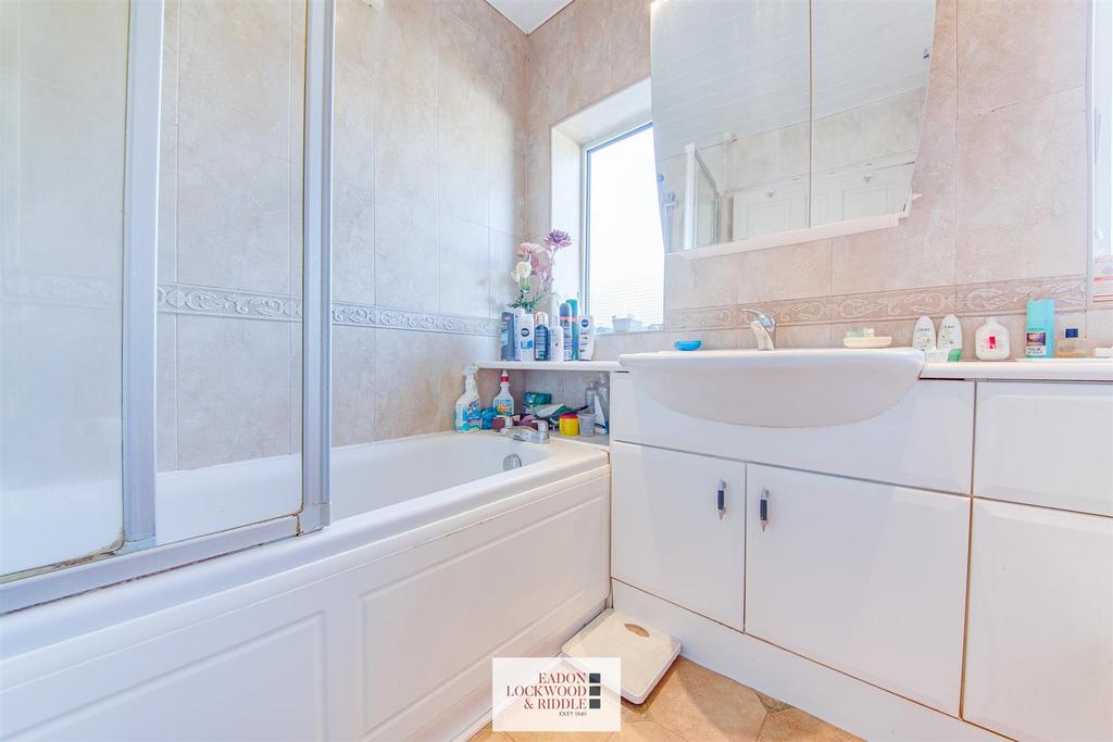 Bathroom 1.1.jpg