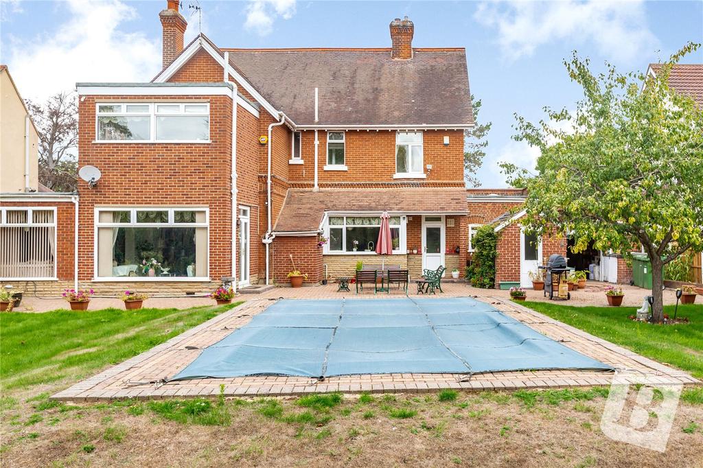 Burntwood Avenue, Emerson Park, RM11 4 bed detached house for sale £