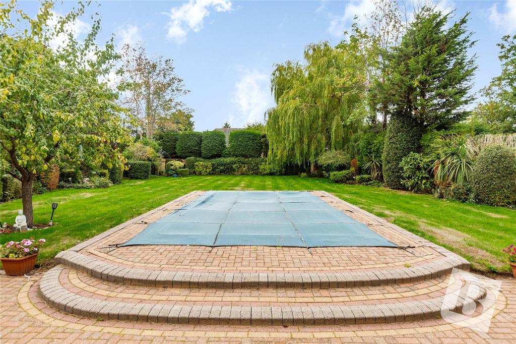 Burntwood Avenue, Emerson Park, RM11 4 bed detached house for sale £
