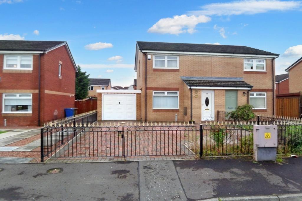 112 Ravenscraig Drive, Priesthill... 2 bed semidetached house £900 pcm (£208 pw)