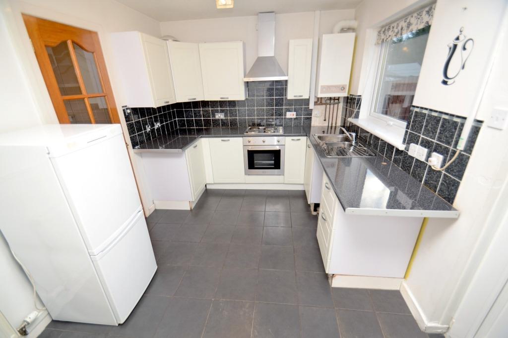 112 Ravenscraig Drive, Priesthill... 2 bed semidetached house £900 pcm (£208 pw)