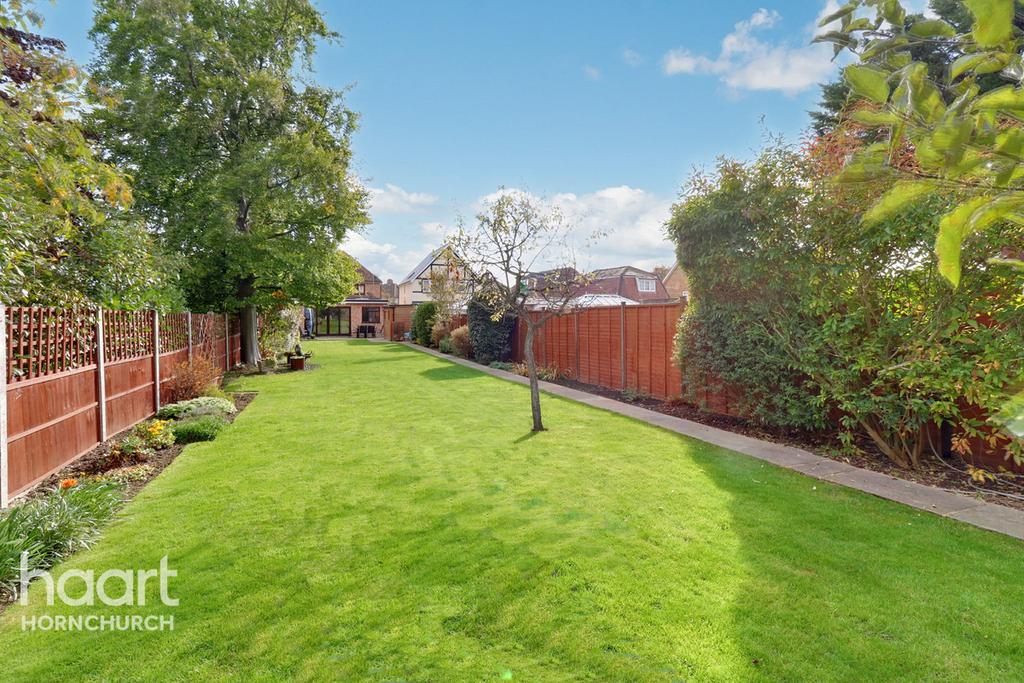 Moor Lane, Upminster 4 bed semidetached house £700,000