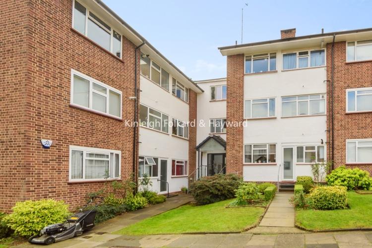 Holders Hill Road London NW4 2 bed apartment £2,000 pcm (£462 pw)