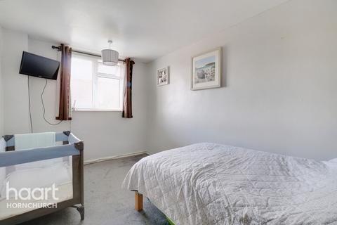 73 Victor Walk, Hornchurch, RM12 4XQ