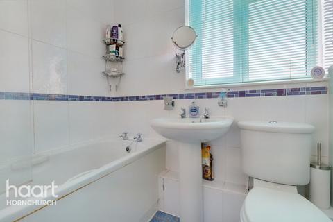 73 Victor Walk, Hornchurch, RM12 4XQ