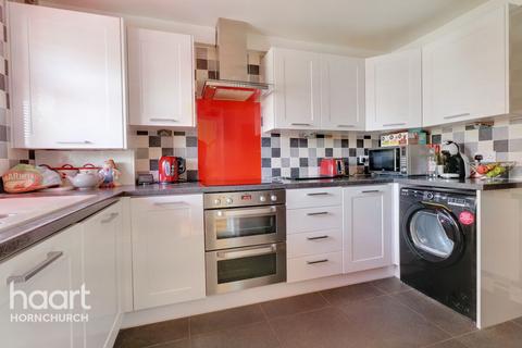 73 Victor Walk, Hornchurch, RM12 4XQ