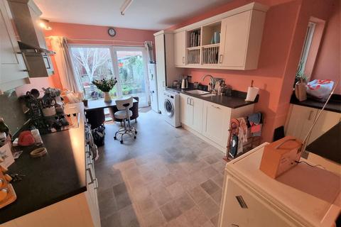 16 East Road, Feltham, TW14 8DQ
