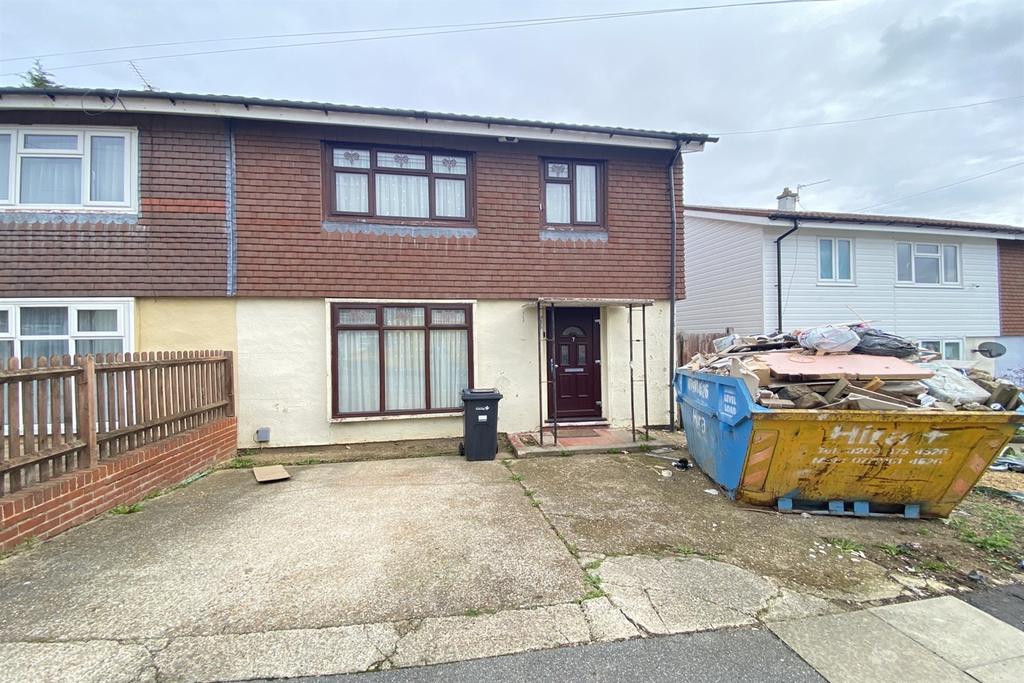 Huntsman Road, IG6 4 bed terraced house £2,400 pcm (£554 pw)