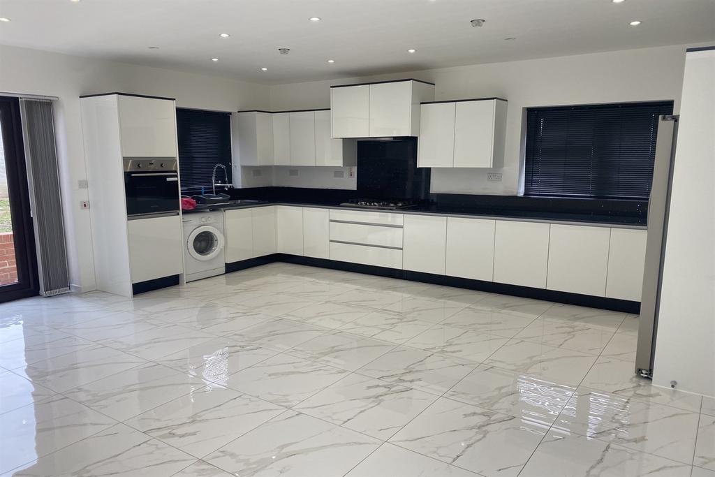 Huntsman Road, IG6 4 bed terraced house £2,400 pcm (£554 pw)