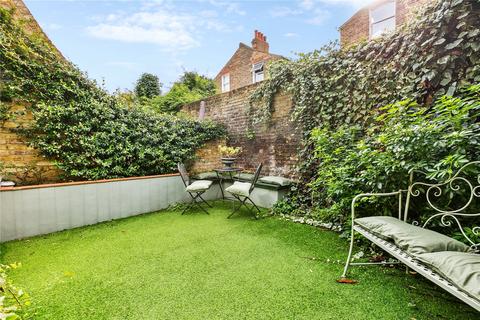 3 bedroom end of terrace house to rent, Belleville Road, SW11