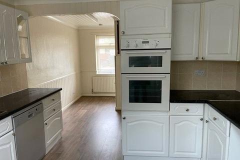 3 bedroom terraced house to rent, Salisbury Drive, Kidderminster, DY11