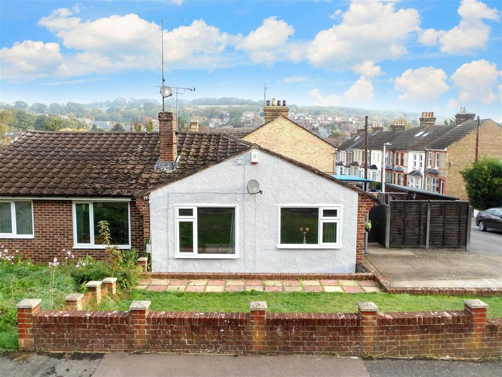 Woodhurst Close, Cuxton, Rochester, Kent 2 bed semidetached bungalow