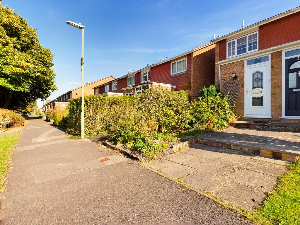 Holbein Close, Black Dam, Basingstoke, RG21 3 bed end of terrace house £1,300 pcm (£300 pw)