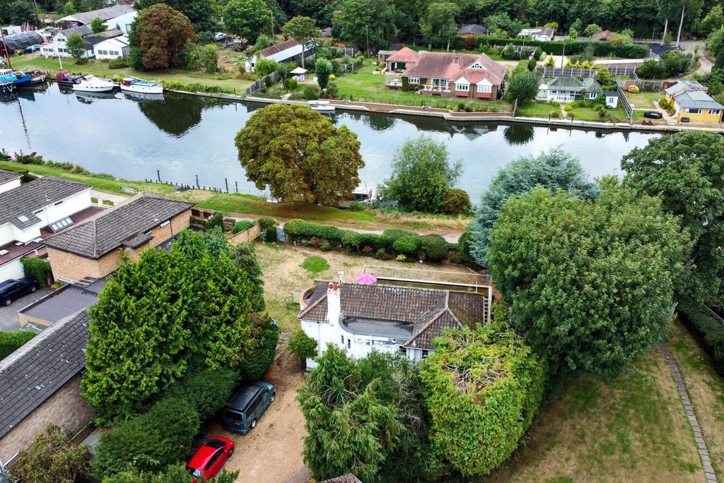 Thames Side, Laleham, TW18 4 bed detached house for sale £1,600,000