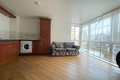 2 bedroom flat to rent, High Street, Romford
