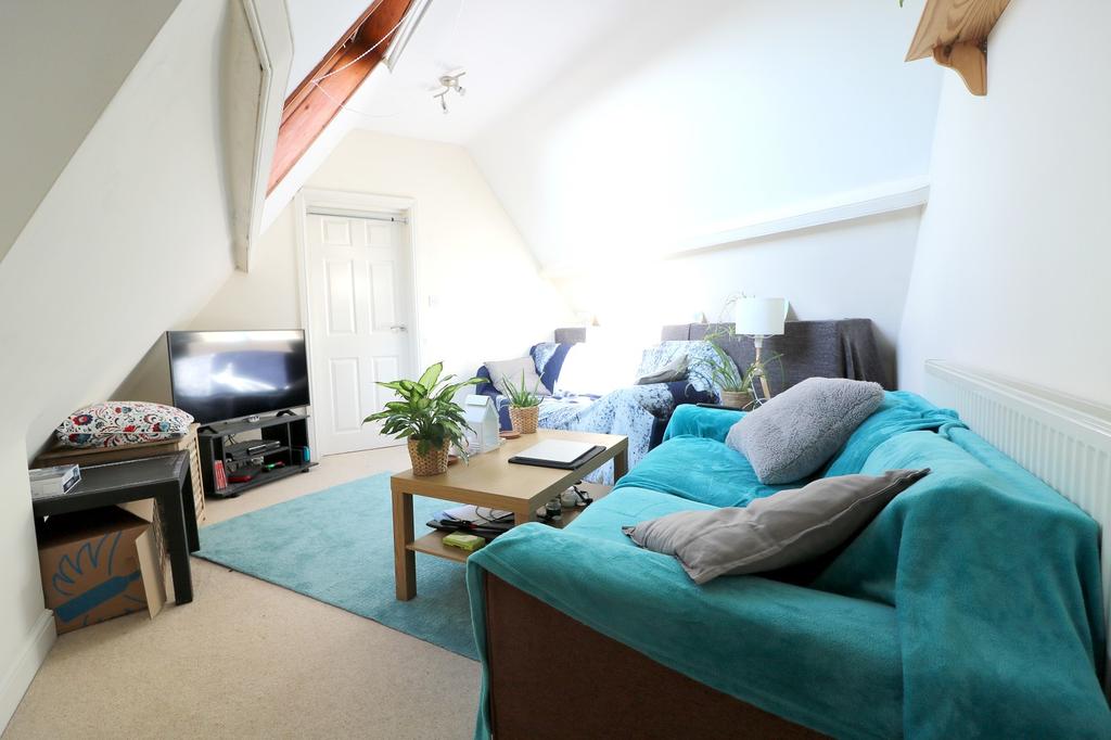 Woodville Road, Ealing Broadway, London. W5 2SE 2 bed flat £2,000 pcm