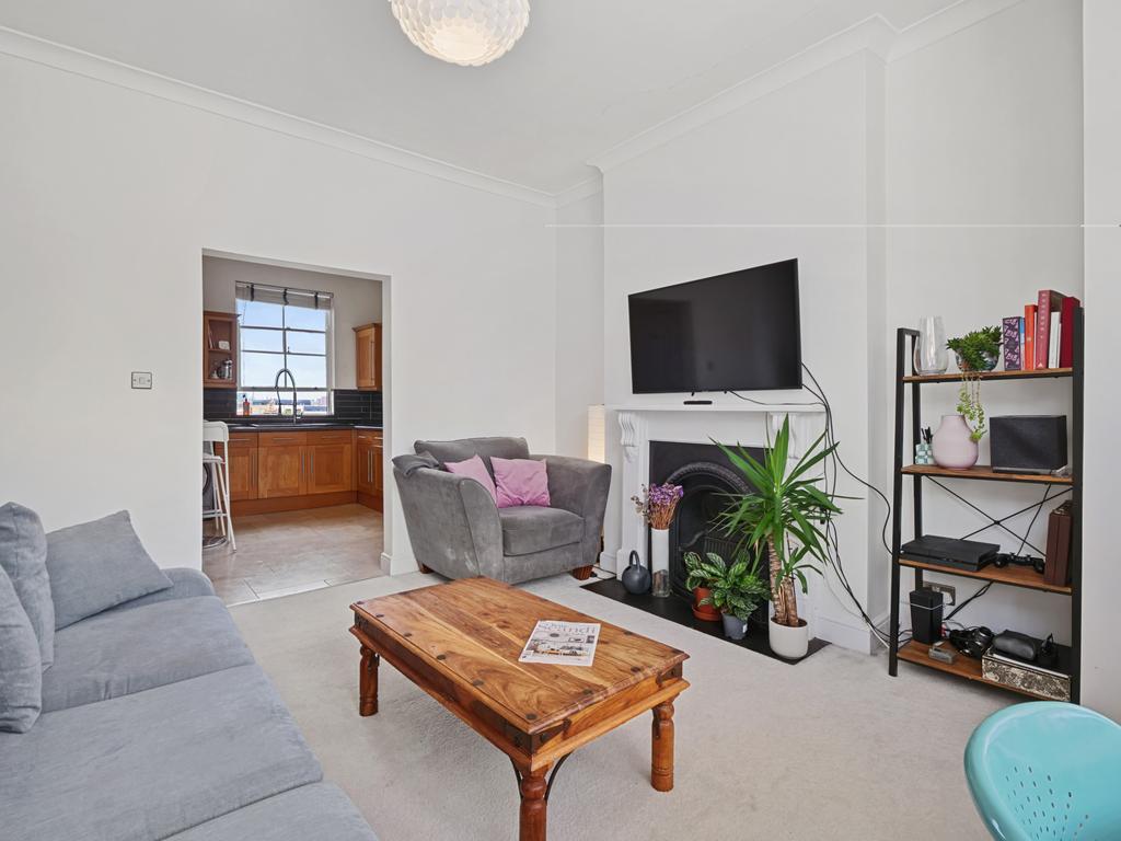 Wellington Gardens, Charlton, SE7 1 bed flat £300,000