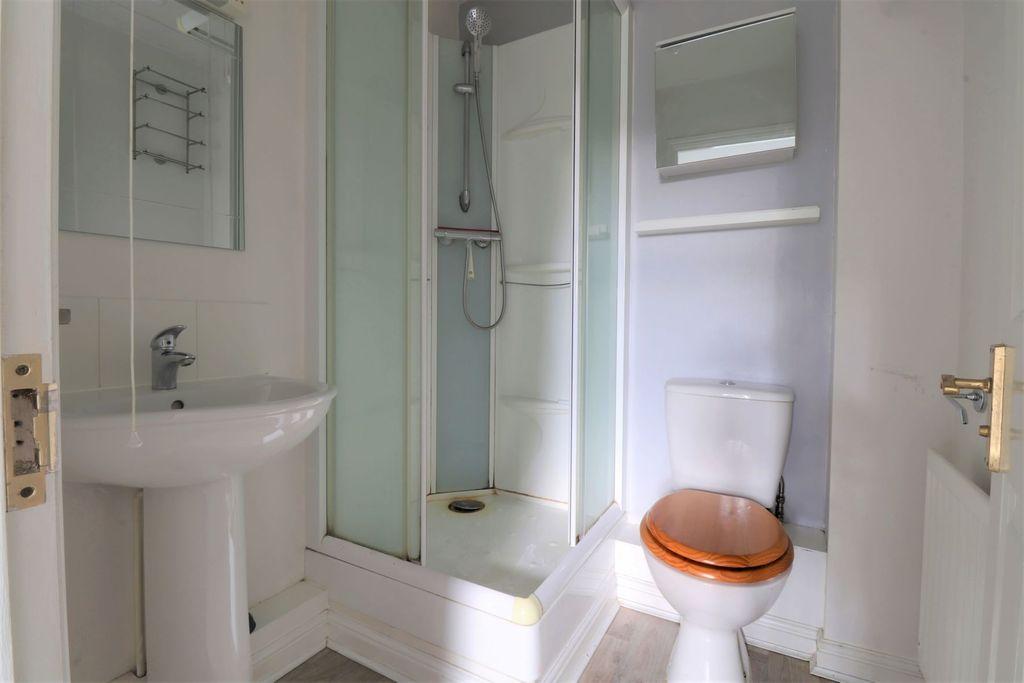 Ensuite to Bed 1