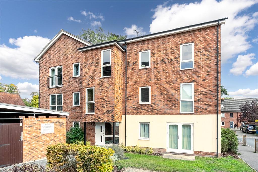 Hampden Crescent, Bracknell... 1 bed apartment £200,000