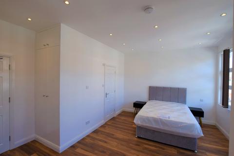 Studio to rent, Larch Road