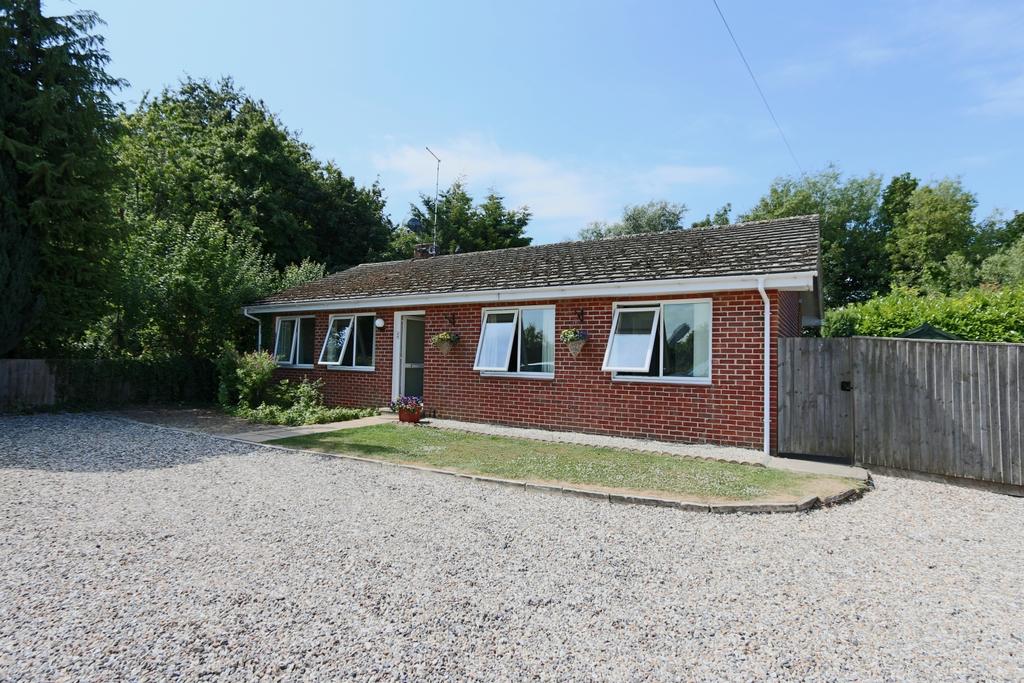 Manor Road, Wantage 3 bed bungalow £1,300 pcm (£300 pw)