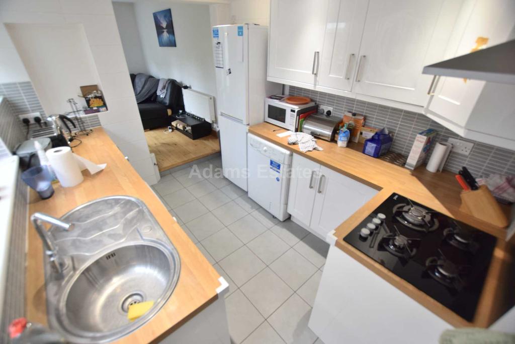 Donnington Gardens, Reading 4 bed terraced house £2,060 pcm (£475 pw)