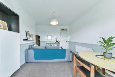 2 bedroom flat to rent, Robert Sutton House, E1