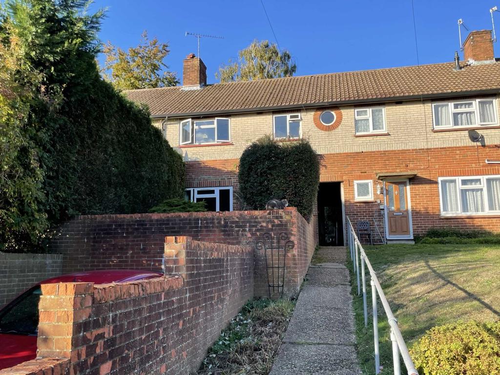 Bricksbury Hill, Farnham 3 bed semidetached house £1,400 pcm (£323 pw)