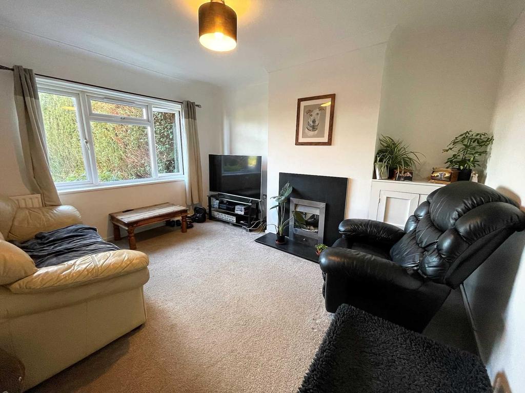 Bricksbury Hill, Farnham 3 bed semidetached house £1,400 pcm (£323 pw)