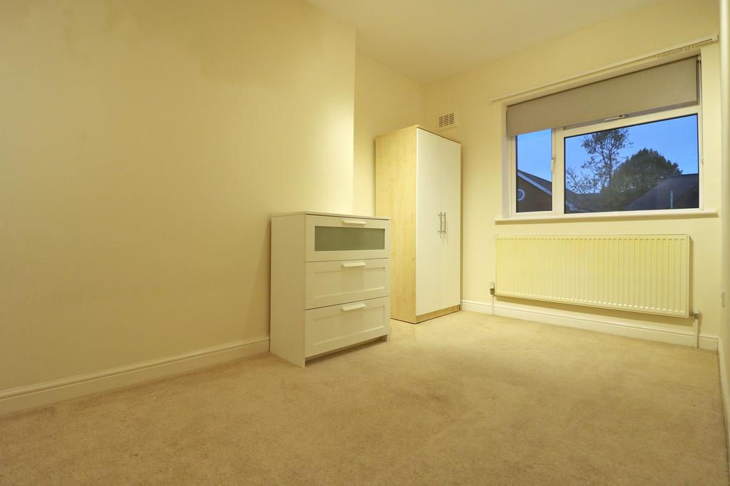 Woodville Road, Ealing Broadway... 2 bed flat £1,950 pcm (£450 pw)