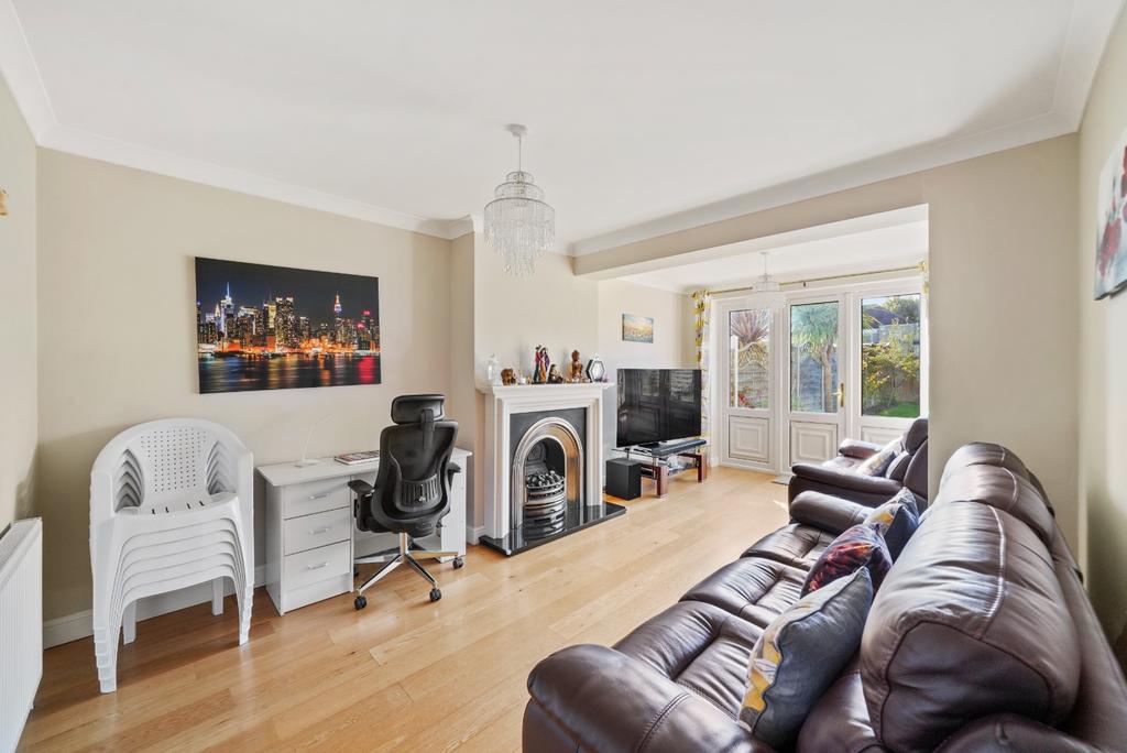 Farnham Road, Welling, Kent, DA16 1LQ 4 bed semidetached house £