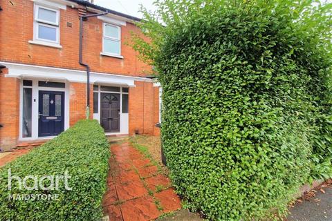 3 bedroom terraced house to rent, Postley Road, ME15