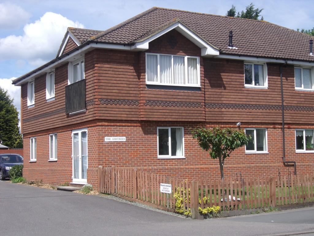 Guildford Road, Ash GU12 2 bed ground floor flat £1,000 pcm (£231 pw)