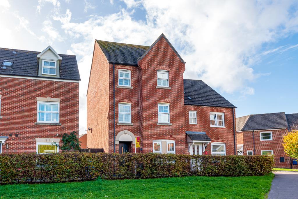 Park, Bracknell, RG12 3 bed semidetached house £2,000 pcm
