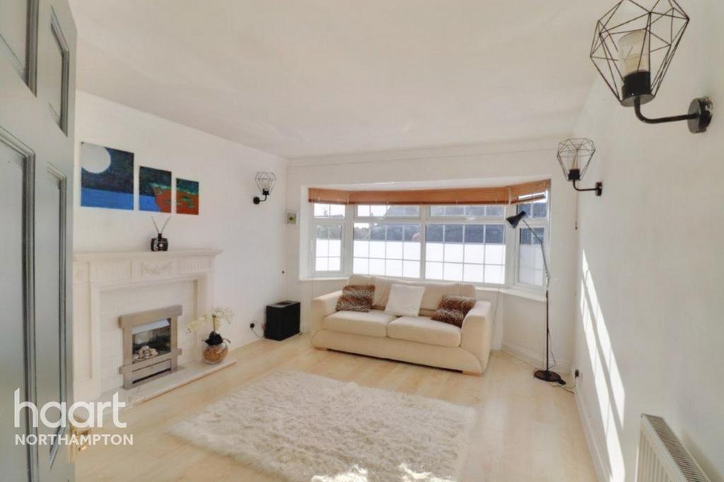 Greenview Drive, Northampton 4 bed semidetached house £400,000